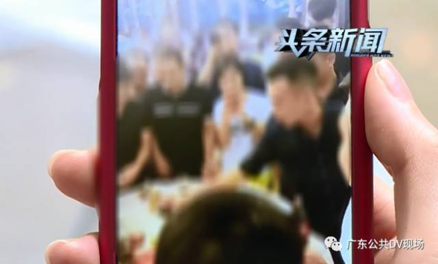 婚礼上遭众男子按倒在地非礼被伸进衣服乱摸……AG真人中国太过份了!从化女仔注意!一伴娘在(图2) 婚礼上遭众男子按倒在地非礼被伸进衣服乱摸……AG真人中国太过份了!从化女仔注意!一伴娘在(图2)